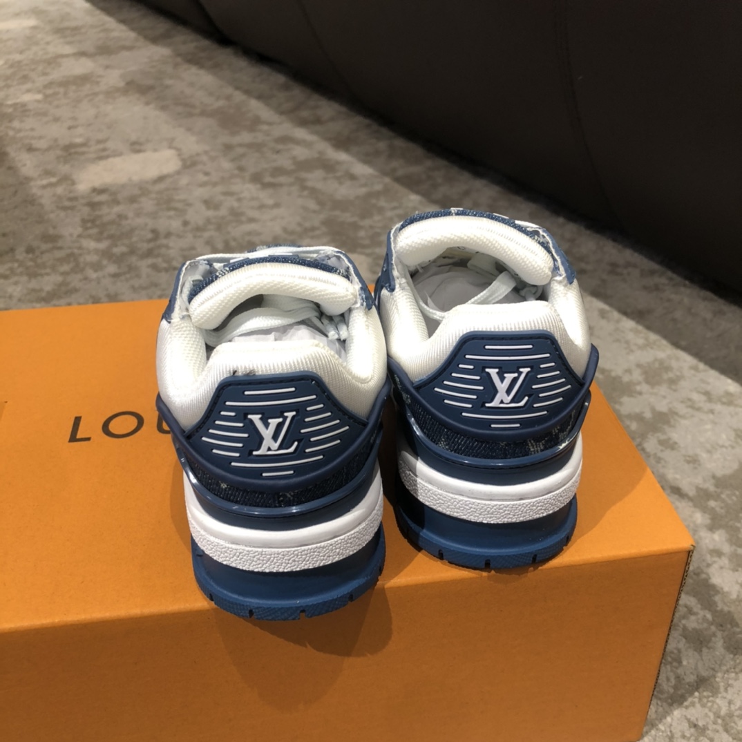 Children's shoes child